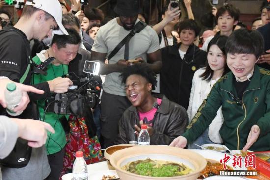 “甲亢哥”长沙行感受长沙美食